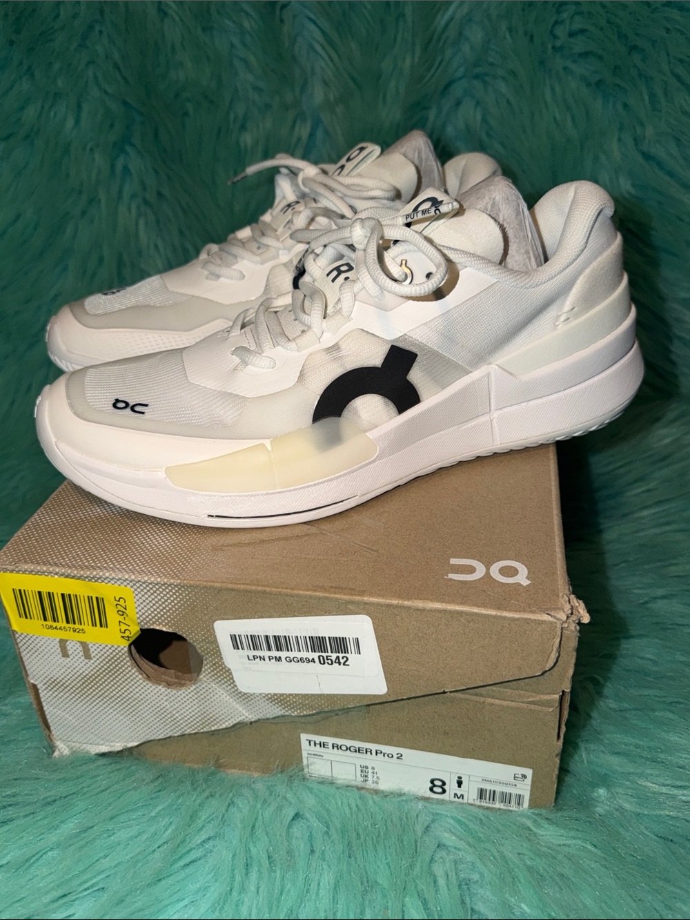 NIB ON The Roger Pro 2 Running White Sneakers with Black Accent Mens 8/Women 9.5